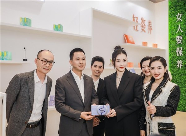 (云集CEO肖尚略与轻姿养品牌代言人张柏芝手持轻姿养3层晶球益生菌合影)